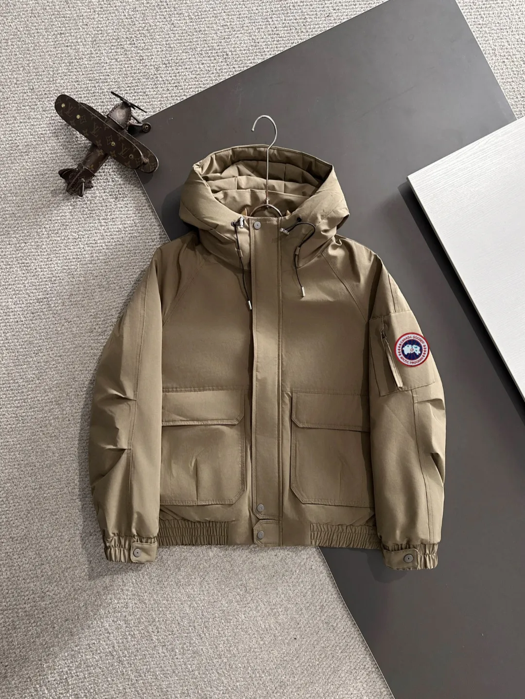 Two-day delivery time P960 Big Goose 🔥🔥 High-end customization 2025 winter official website's latest popular down jacket. Original custom-made hardware accessories for customers, all imported and original customization. Welcome to compare at the counter. Absolutely high quality. Use top-grade 90 white goose down. Super soft. Filled with fluffy and full feathers. Super heavy work. Fabric workmanship is excellent. The version is super perfect. Note⚠The fabric is super comfortable. Exclusive model. High-end quality. A must-have warm and protective artifact in winter. Size: M-3XL